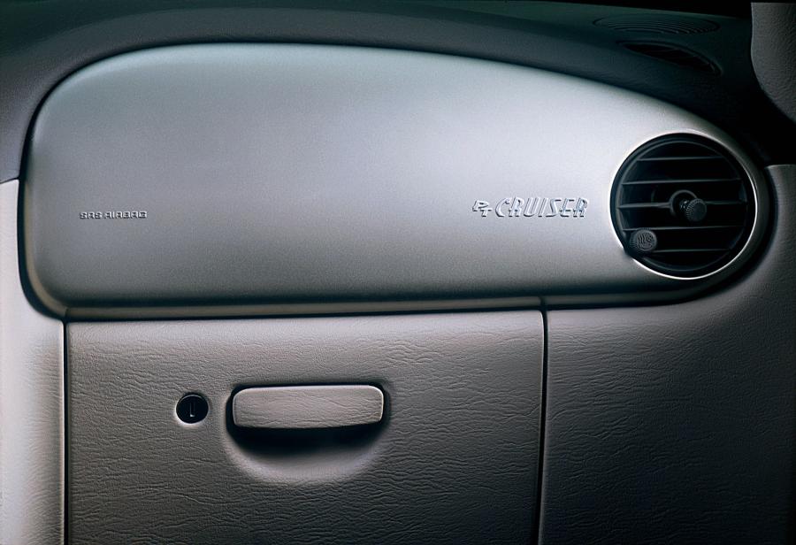 Детали интерьера Chrysler PT Cruiser 2001 года  (фото 95 из 141)